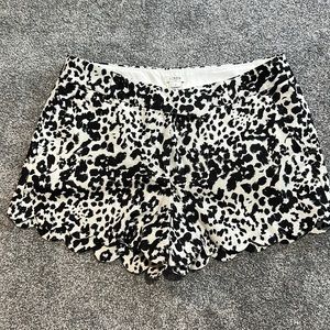 4in scalloped hem shorts